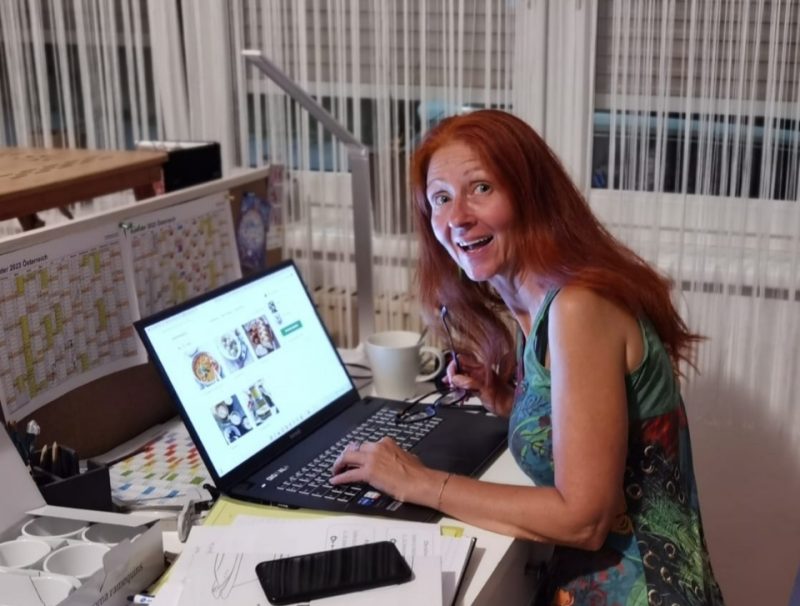Karin Hartmann mit begeistertem Gesichtsausdruck vor dem Laptop