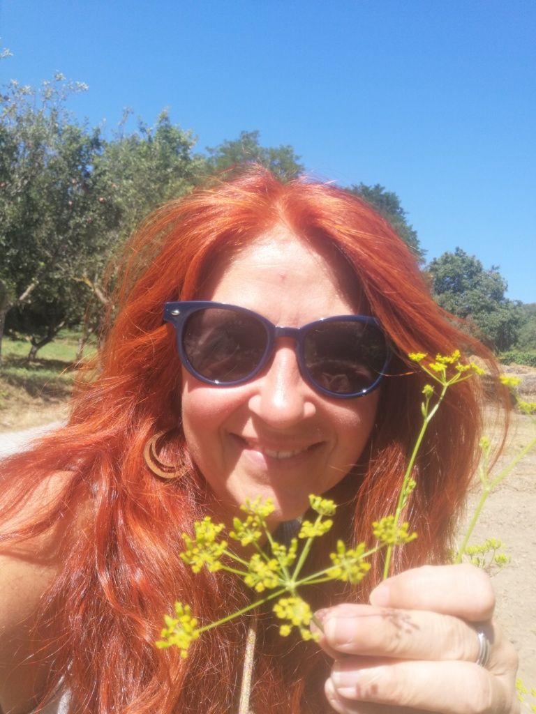 Karin mit der Blüte des Wilden Pastinak in der Hand - Selfie