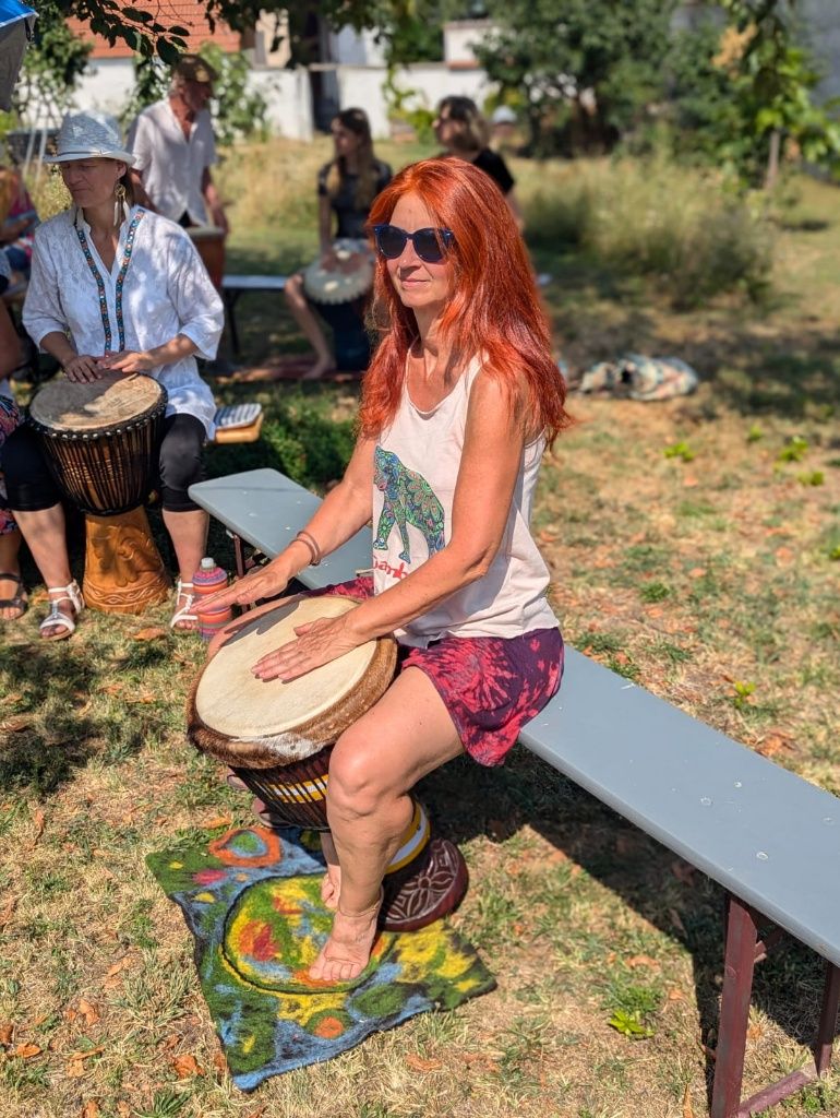 Karin trommelt in der Sonne