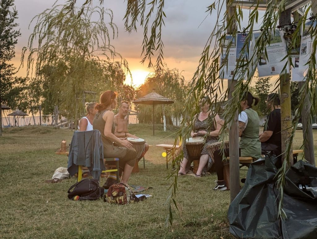 Trommelgruppe, im Hintergrund Sonnenuntergang