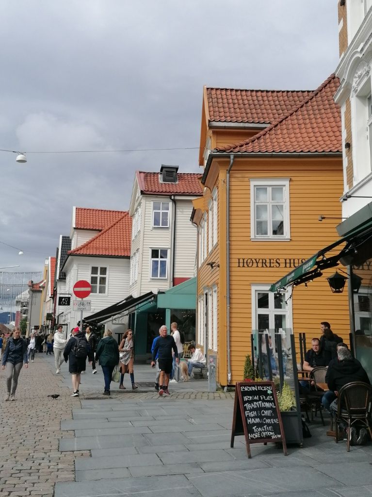 Gasse mit Altstadt-Häusern und flanierenden Menschen