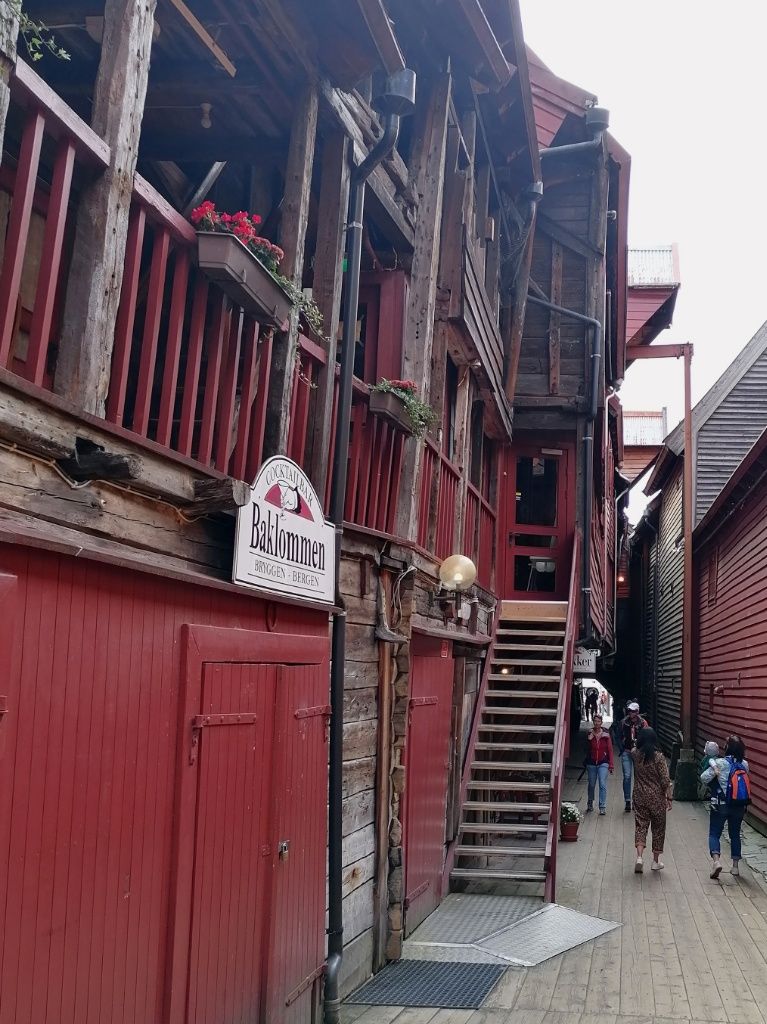 Holzhaus von der Seite mit Holztreppen und Veranda