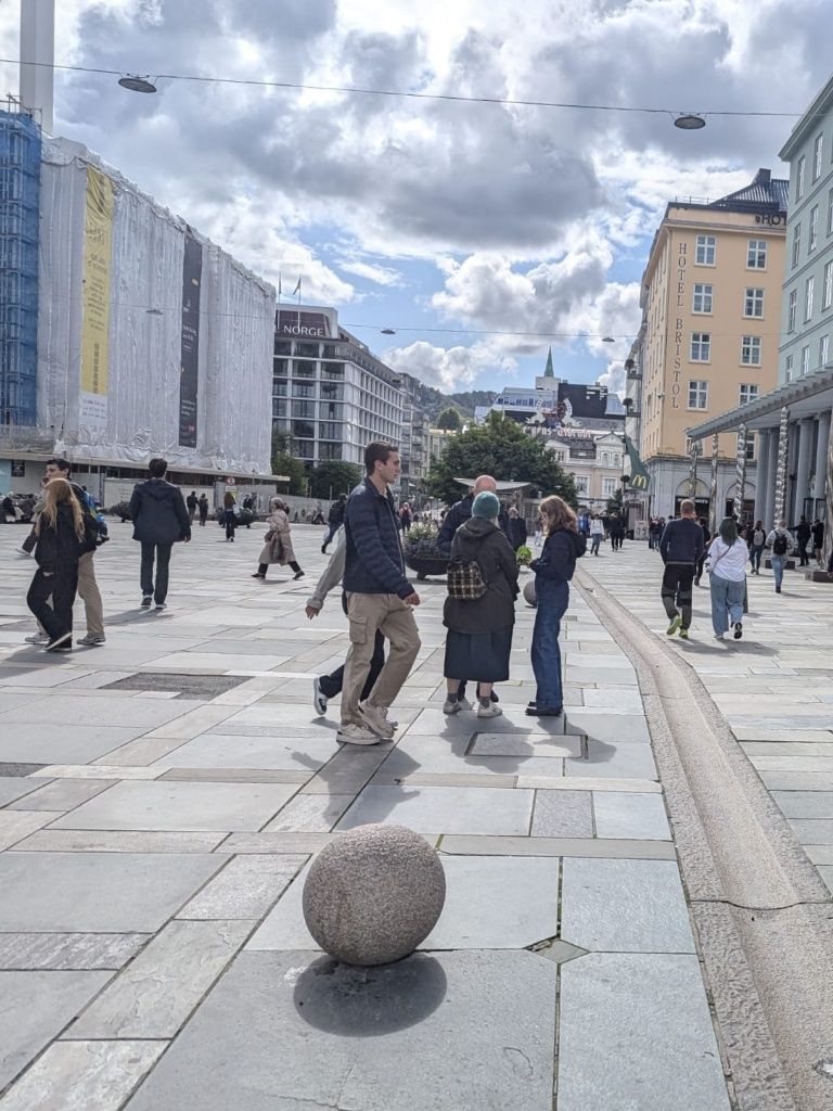 Breite, gepflasterte, einladende Einkaufsstraße