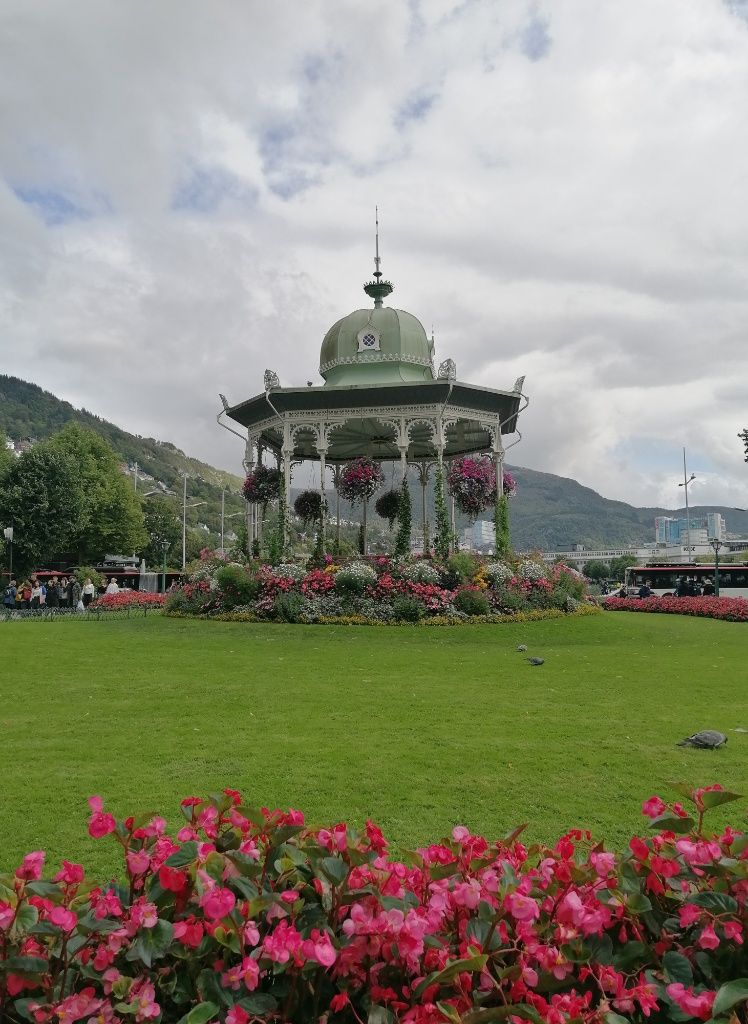 Pavillon auf grüner Wiese, im Vordergrunde pinke Blumenhecke