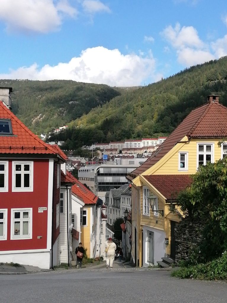 Blick zwischen zwei Häuser, in eine bergabfallende Häuserreihe