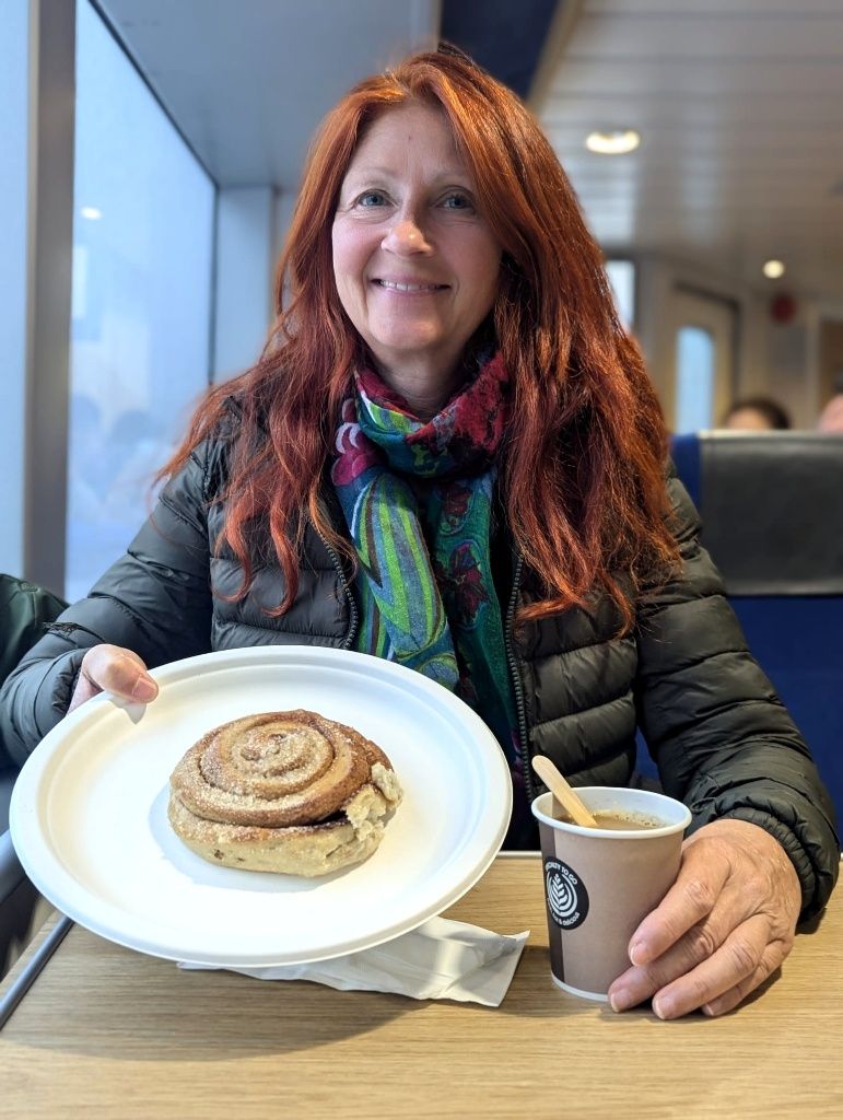 Karin mit Zimtschnecke und Kaffee