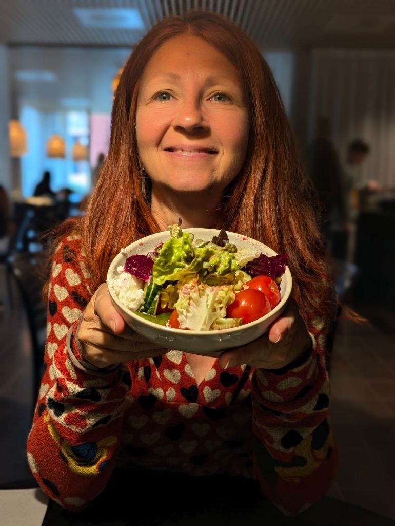 Karin mit Schüssel voll mit Rohkost