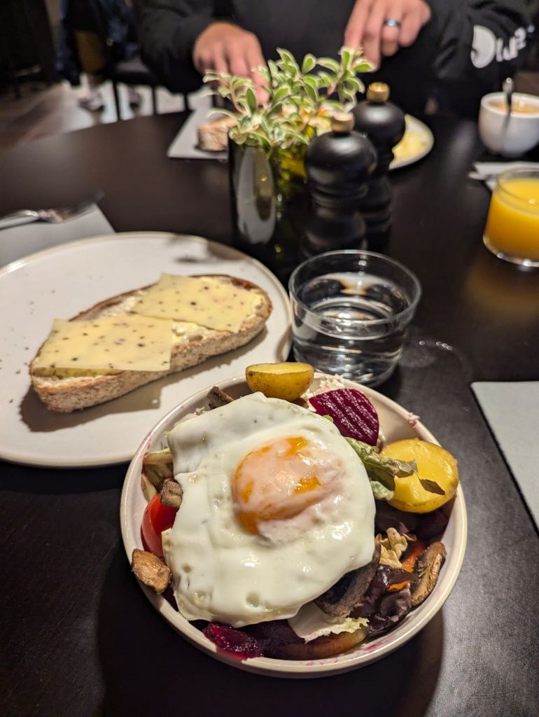 Käsebrot und Spiegelei