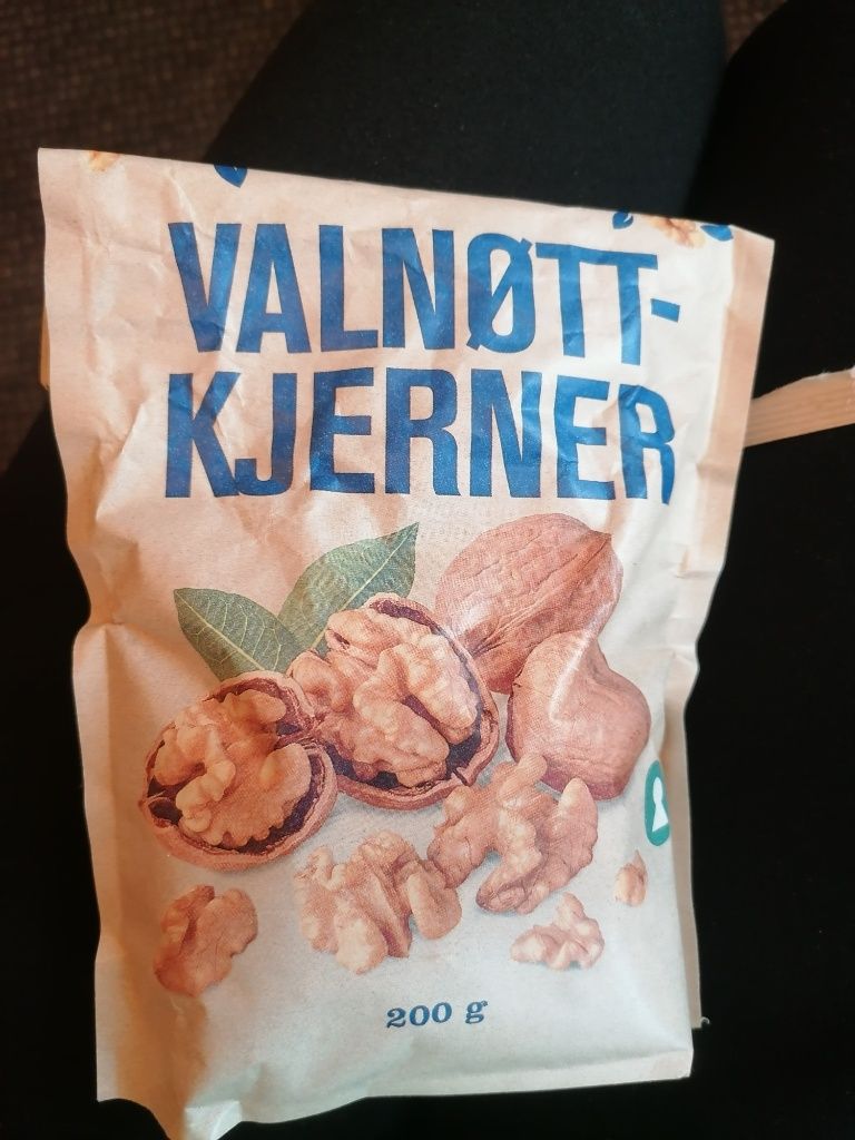 Packung mit Walnüssen und der Aufschrift "Valnott-Kjerner"