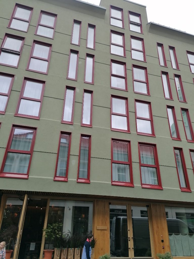 Das Skostredet Hotel: Hohes modernes Haus mit schmalen, hohen Fenstern.