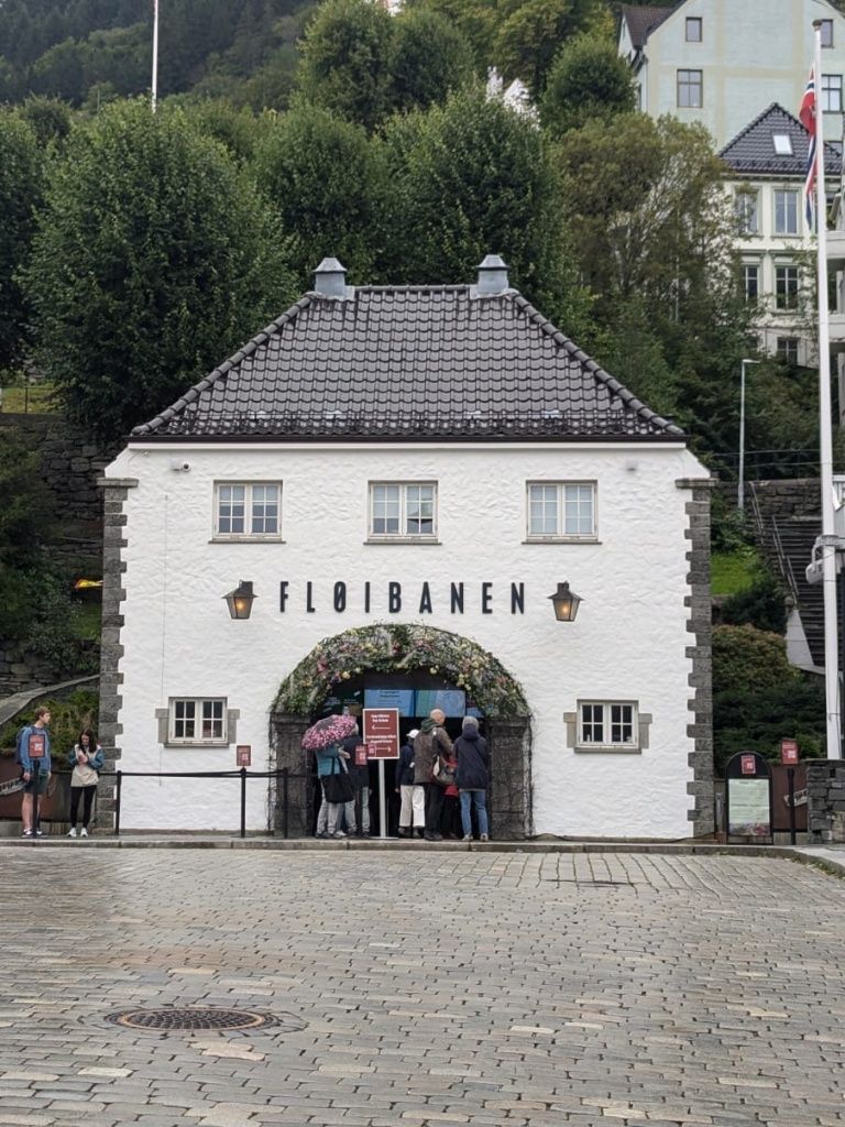 Großes weißes Haus mit offenem Torbogen - Die Floibanen Talstation