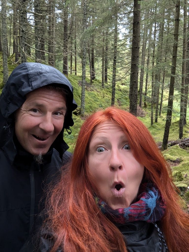 Seppi und Karin im Wald. Karin formt mit den Lippen eine erstauntes "Oh"