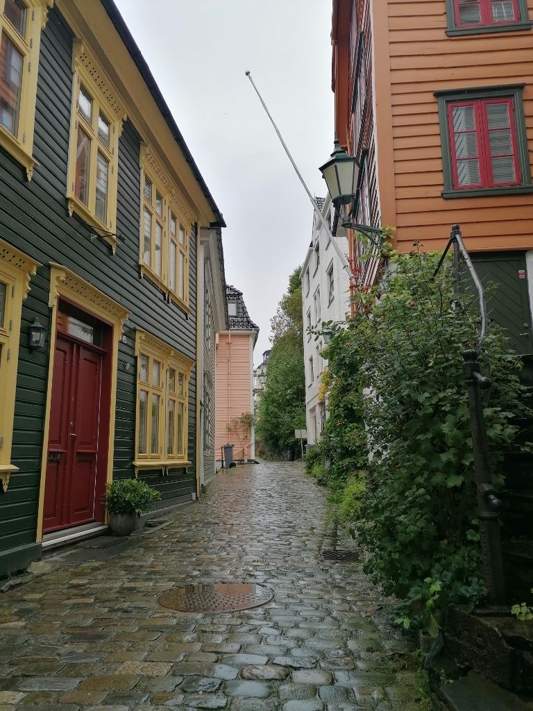 Schmale Gasse mit bunten Holzhäusern