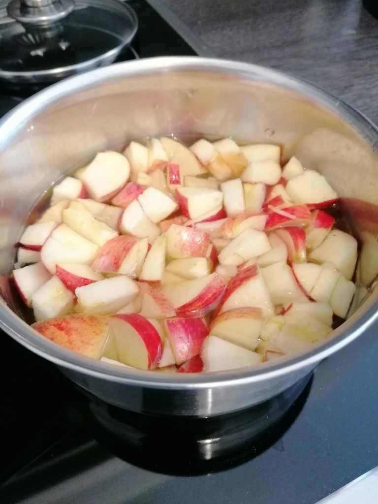 Apfelwürfel und Wasser in einem Topf