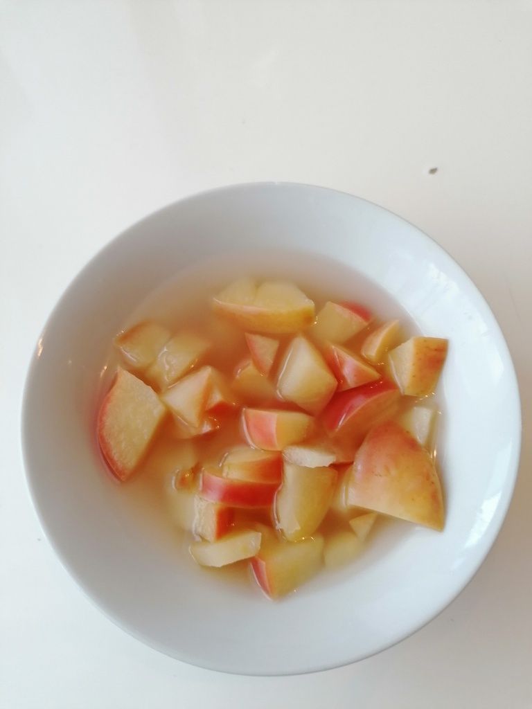 Teller mit Apfelsuppe