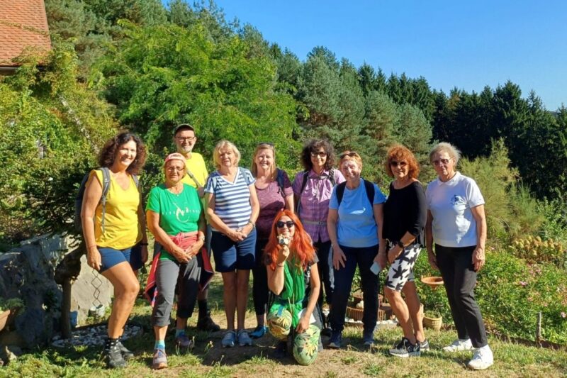 Gruppenbild Fastengruppe mit Karin vorne knieend