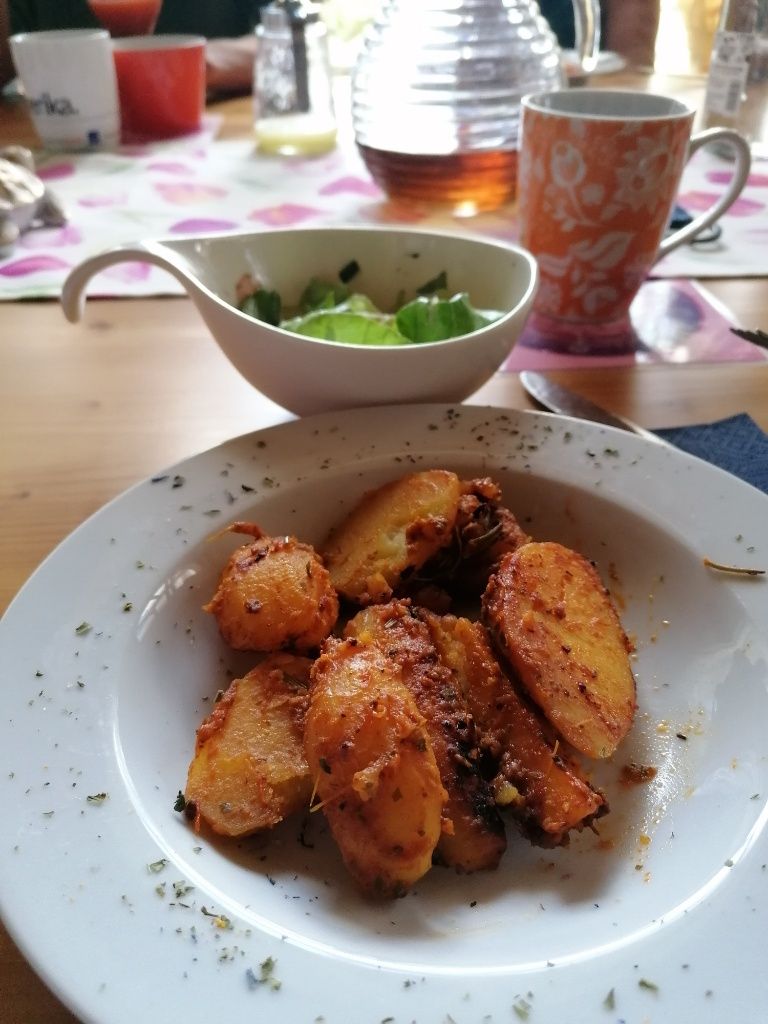 Kartoffeln in Tomaten mit Blattsalat