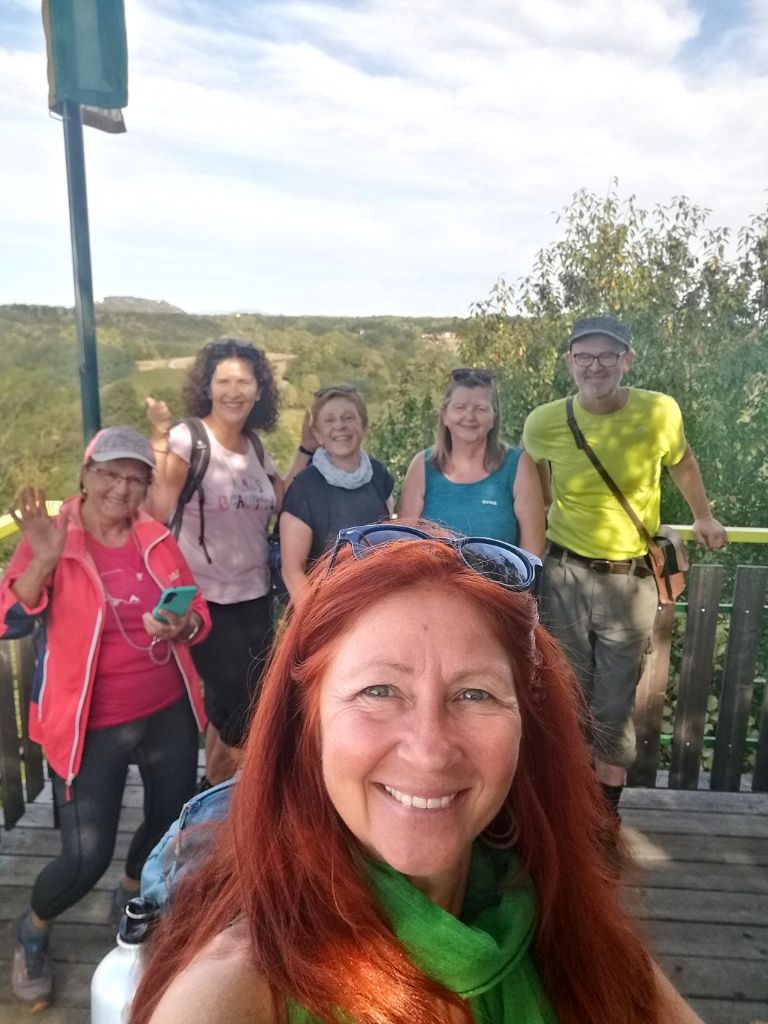 Karin Selfie mit Gruppe am Aussichtsturm