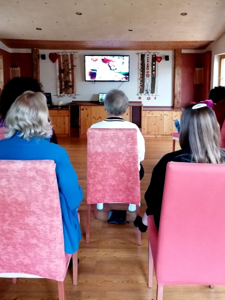 Drei Frauen von hinten auf Sesseln sitzend, schauen einen Film.