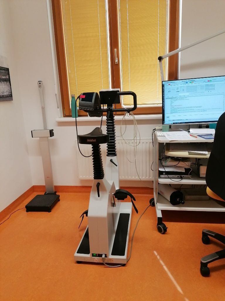 Ergometer beim Arzt für das Belastungs-EKG