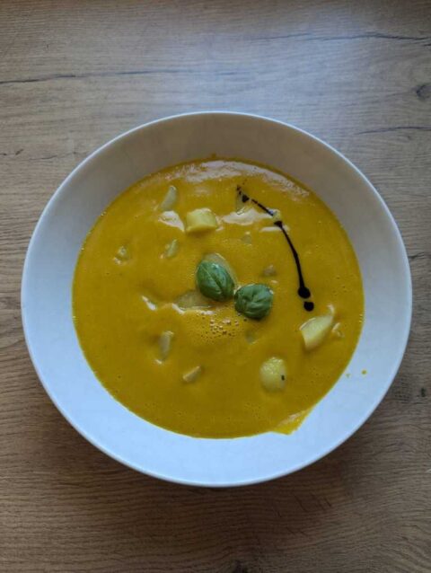 Suppenteller mit Kürbiscremsuppe