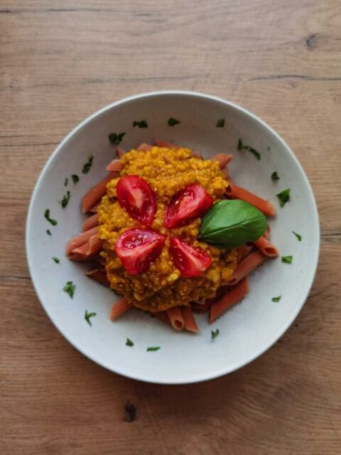 Teller mit Rote Linsen Pasta und Karfiol-Kürbis-Bolognese