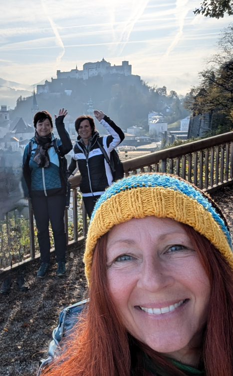 Selfie - Karin mit 2 der 4 Teilnehmerinnen - im Hintergrund die Festung Hohensalzburg