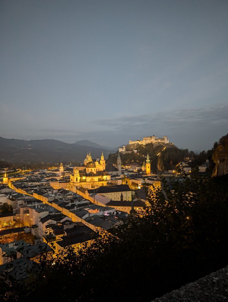 Blick auf die Stadt Salzburg bei Nacht