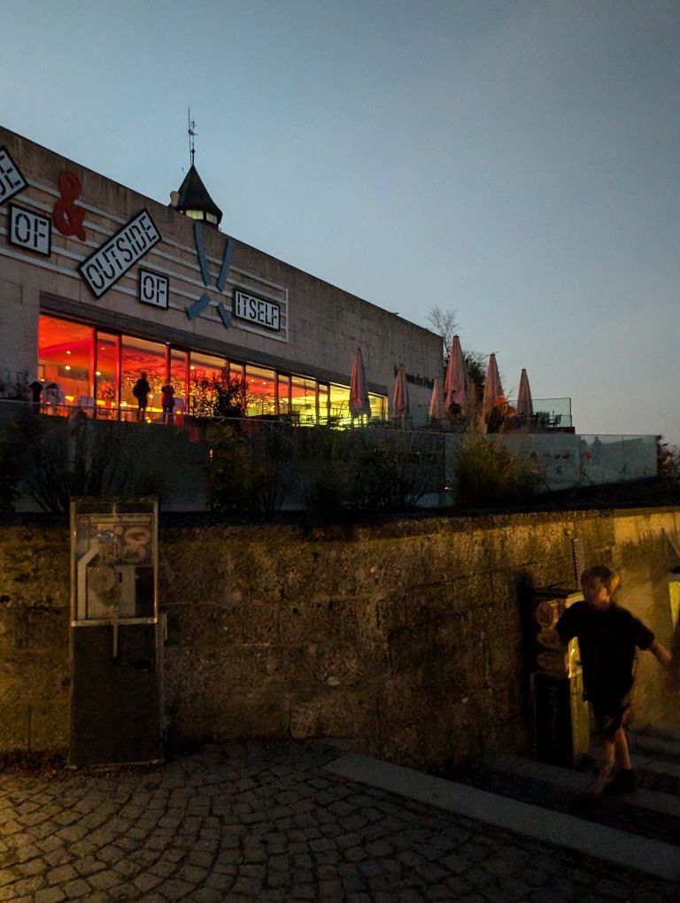 Beleuchtete Museumsfenster bei Nacht