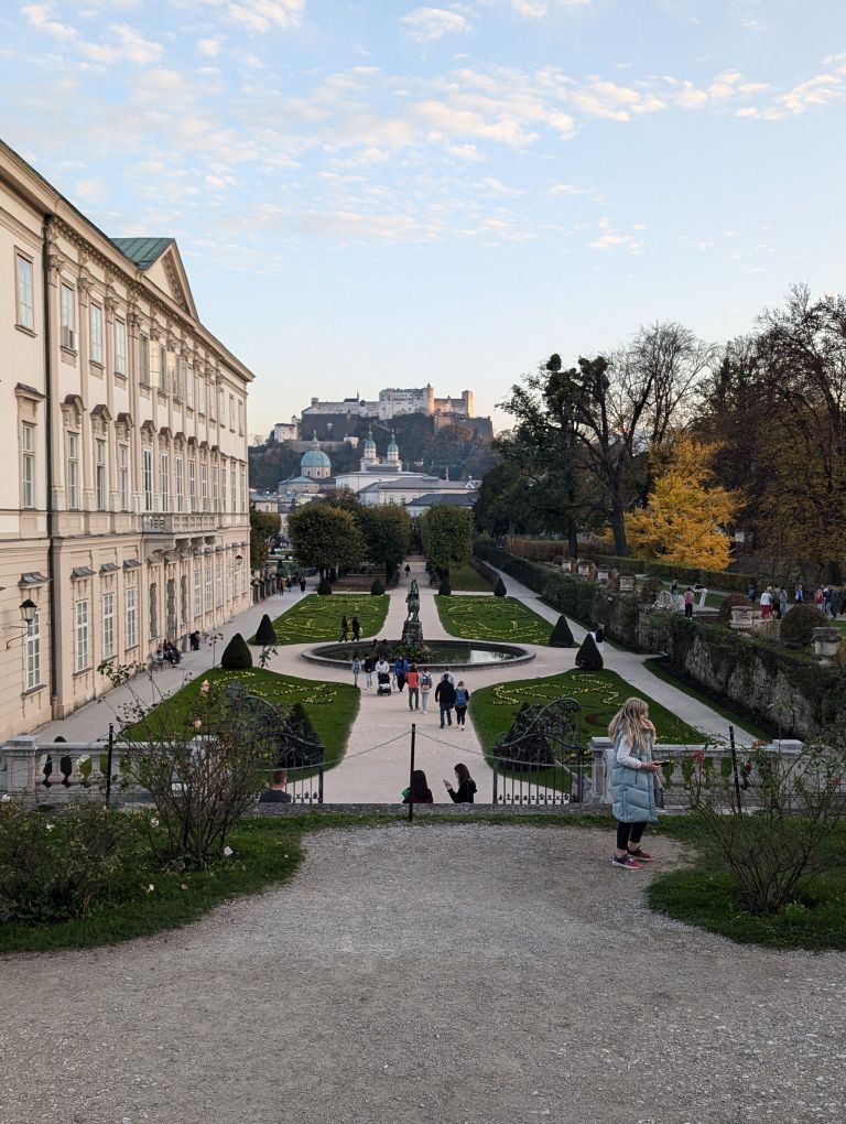 Blick in den Mirabellgarten, links davon das Schloss