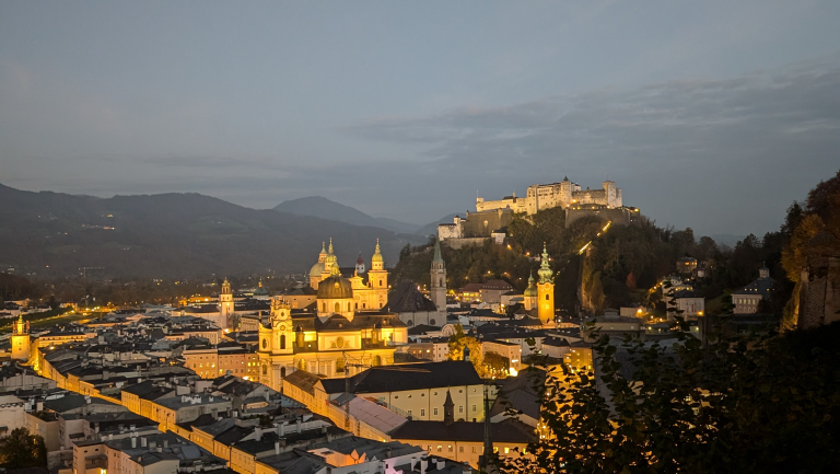 Blick auf die beleuchtete Stadt Salzburg