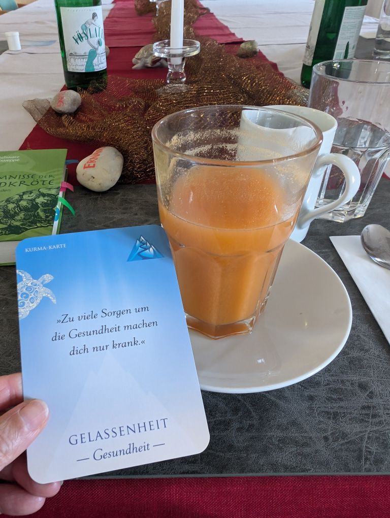 Glas mit Saft und Karte