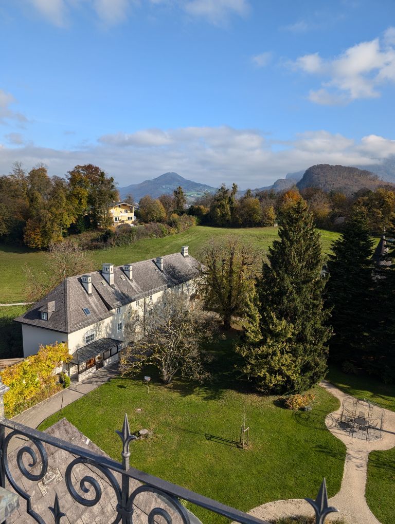 Blick in den Innenhof, in der Ferne Berge und blauer Himmel